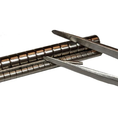 Warlord Games: Magnet & Tweezers Set 3 Warlord Games: Magnet & Tweezers Set